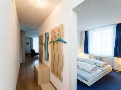 Eingangsbereich mit Sicht auf Schlafzimmer