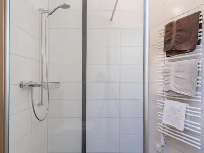 Dusche mit Handtuchtrockner