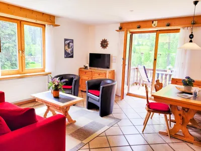 Willkommen in unserer gemütlichen Komfort-Ferienwohnung! Helles und freundliches Wohn- Esszimmer mit Naturblick.