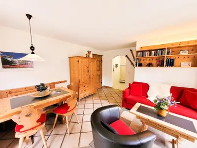 Gemütliches Ess-und Wohnzimmer mit viel Licht.