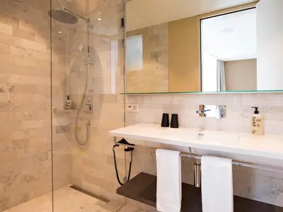 Badezimmer mit Dusche