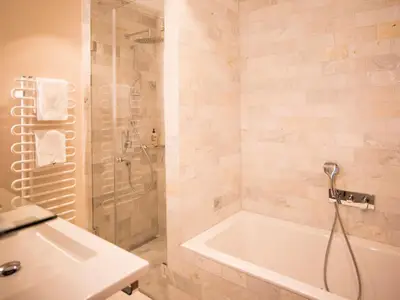 Badezimmer mit Dusche und Badewanne