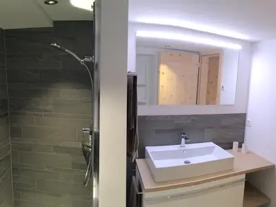 Badezimmer mit Dusche