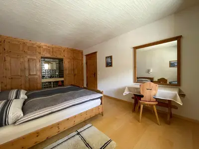 Schlafzimmer mit Lavabo