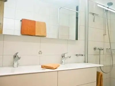 Badezimmer mit Doppellavabo