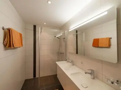 grosses Badezimmer mit Dusche
