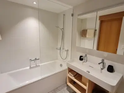 Neues Badezimmer mit Dusche und Badewanne
