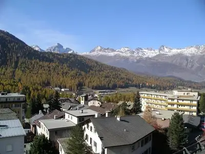 freier Blick aus den Fenstern des Erkers auf die Julierkette