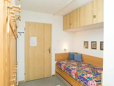 Wohnungseingang mit zusätzlichem Bett