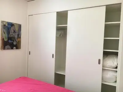 Viel Stauraum im grossen Wandschrank mit Schiebetüren