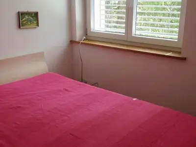 Schlafzimmer mit Doppelbett: 1.60m, 2 Matratzen (fest + mittelfest), 2 Duvets, Fenster Schlafzimmer Südost