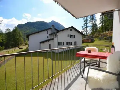 Balkon mit Tisch und Stühlen