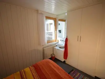 Schlafzimmer Nr. 1 mit Waschbecken und Einbauschrank