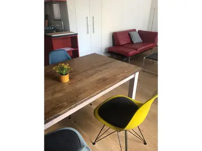 Tisch mit bequemen Stühlen