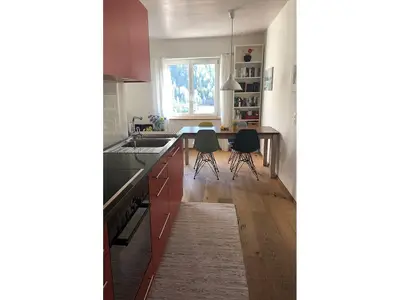 Küchenzeile mit Blick auf Essbereich