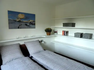 Schlafzimmer mit Regal