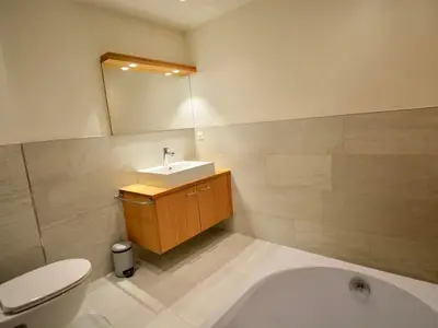 Ensuite-Bad mit Badewanne