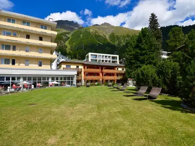 Wohnung liegt neben dem Hotel Schweizerhof mit Blick auf dessen Hotelgarten
