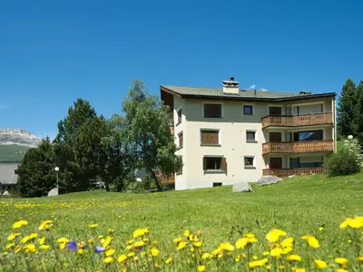 Chesa Arnica mit Gartenbereich