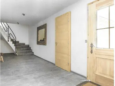 Hauseingang und interner Garagenzugang