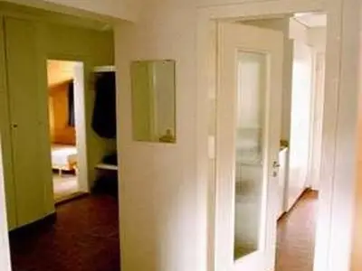 grosszügiges Entrée mit zwei Garderobekästen