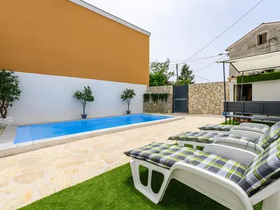 PoolOfHouse