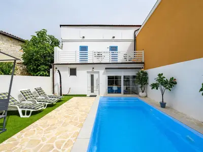 PoolOfHouse