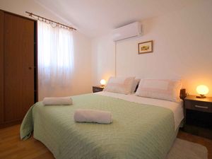 23780284-Ferienwohnung-2-Poreč-300x225-5