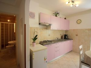 23053311-Ferienwohnung-3-Poreč-300x225-5