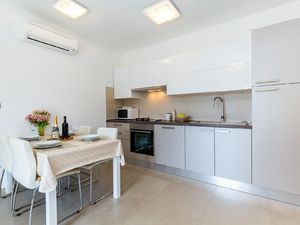 22435983-Ferienwohnung-4-Poreč-300x225-3