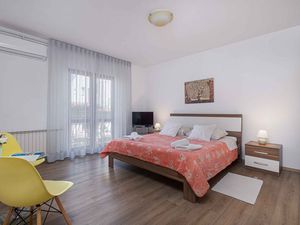 23771610-Ferienwohnung-4-Poreč-300x225-3