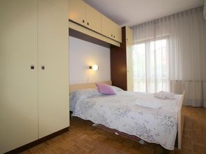 22807411-Ferienwohnung-4-Poreč-300x225-5