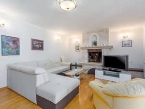 23268143-Ferienwohnung-4-Poreč-300x225-5