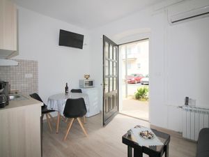 22922581-Ferienwohnung-2-Poreč-300x225-1