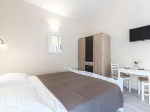 21874079-Ferienwohnung-2-Poreč-300x225-3