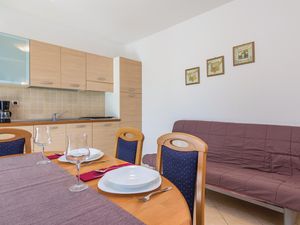 23730440-Ferienwohnung-4-Poreč-300x225-4