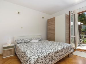 23733296-Ferienwohnung-4-Poreč-300x225-3