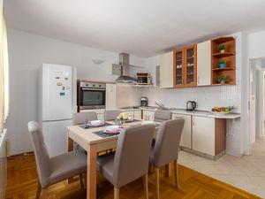 23726975-Ferienwohnung-5-Poreč-300x225-3