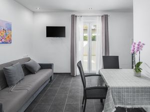 23760007-Ferienwohnung-2-Poreč-300x225-3