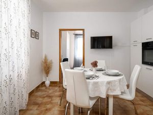 24001536-Ferienwohnung-4-Poreč-300x225-3