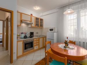 18511504-Ferienwohnung-2-Poreč-300x225-5