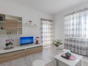 23917062-Ferienwohnung-2-Poreč-300x225-2