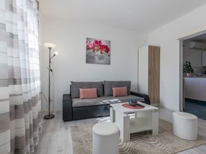 23917062-Ferienwohnung-2-Poreč-300x225-3