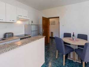 23917062-Ferienwohnung-2-Poreč-300x225-4