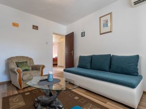 23917055-Ferienwohnung-4-Poreč-300x225-2