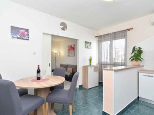 23892660-Ferienwohnung-2-Poreč-300x225-5