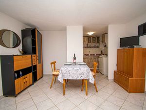 24031761-Ferienwohnung-2-Poreč-300x225-0