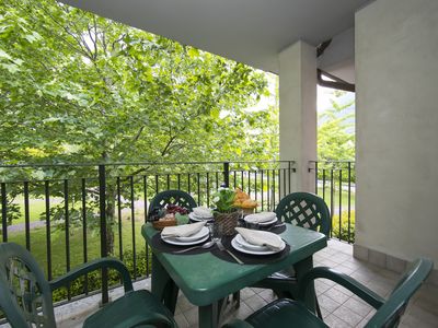 Privater Balkon mit Gartenmöbeln