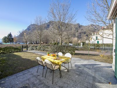 Geräumiger Garten mit teilweisem Seeblick