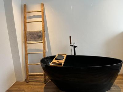 Badzimmer mit freistehender Badewanne